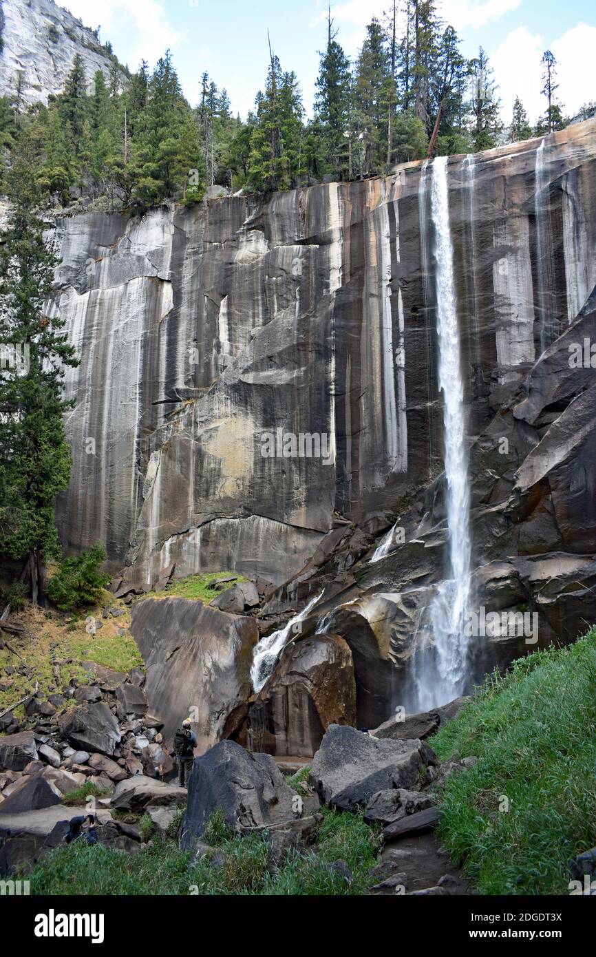 Vernal Falls entlang der John Muir und Mist Trails im Little Yosemite Valley. Ein kleines Wassertröpfel fließt im Herbst/Herbst über die Felswand. Stockfoto