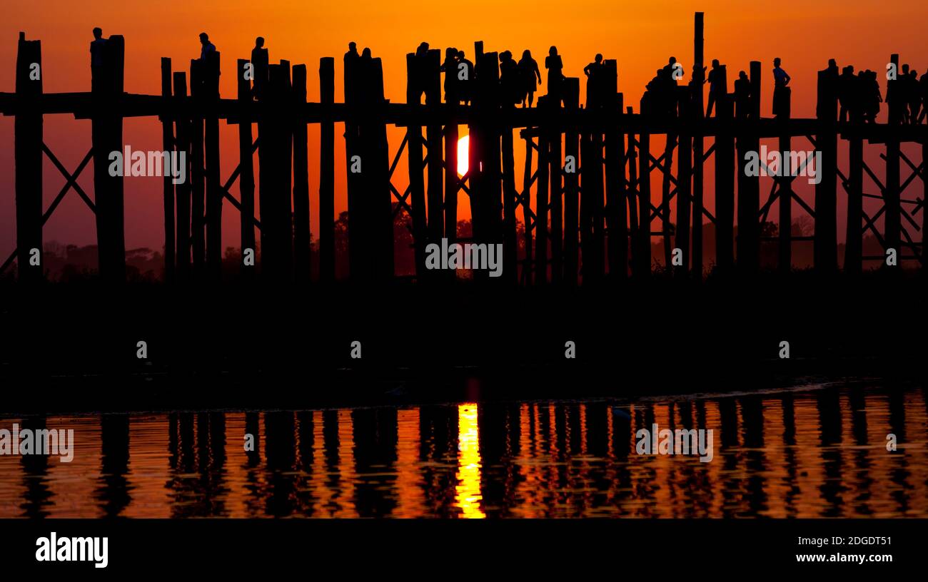 U Bein Brücke am Taungmyo See bei Amarapura in Myanmar Stockfoto