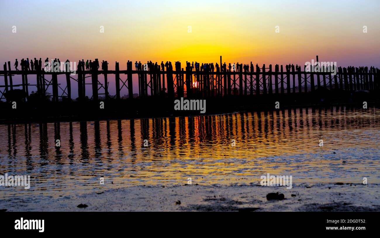 U Bein Brücke am Taungmyo See bei Amarapura in Myanmar Stockfoto