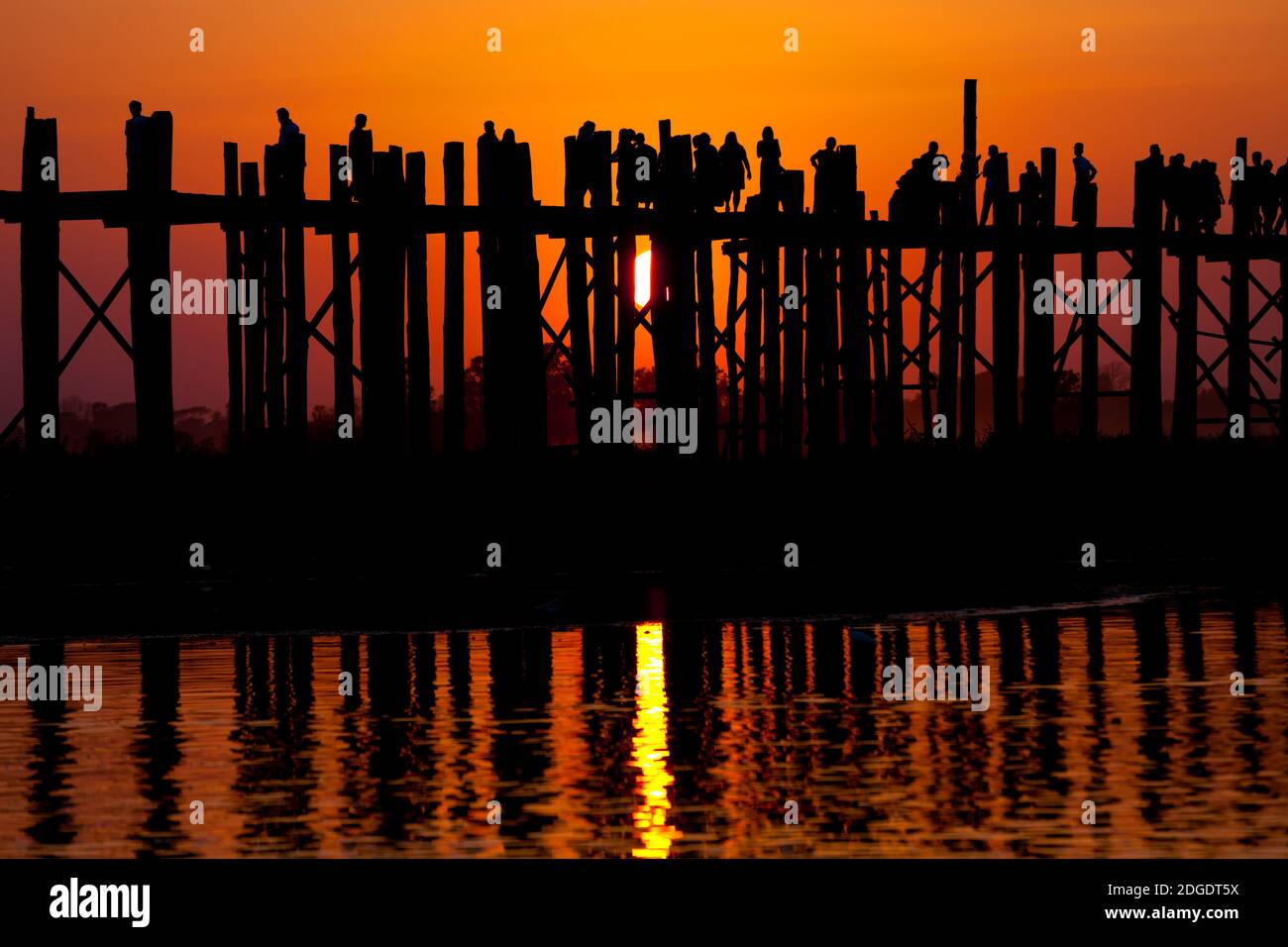 U Bein Brücke am Taungmyo See bei Amarapura in Myanmar Stockfoto