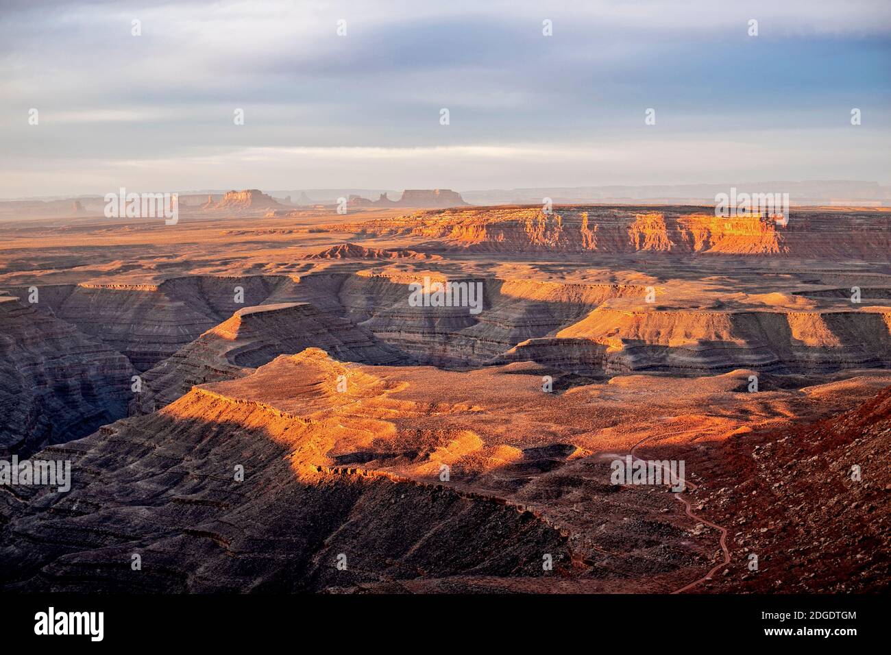 sonnenaufgang über dem San Juan River, Monument Valley in der Ferne, Utah Stockfoto