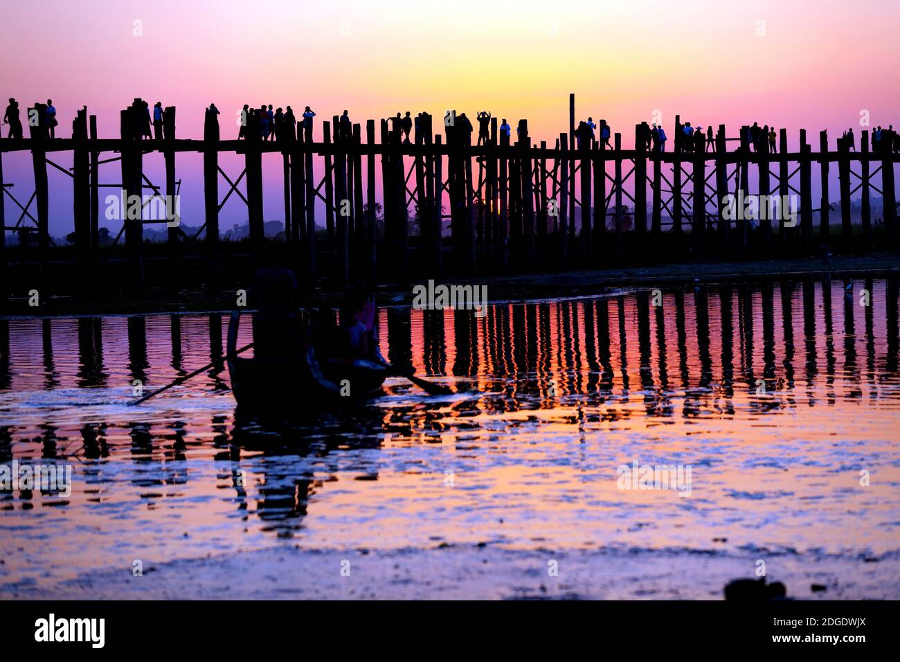 U Bein Brücke am Taungmyo See bei Amarapura in Myanmar Stockfoto