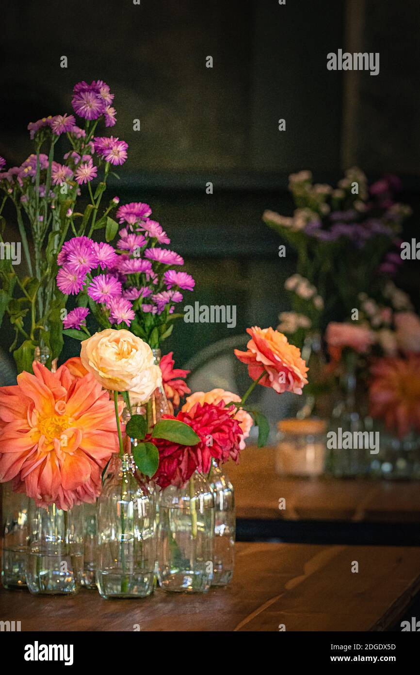 Stillleben Mit Blumen In Glasflasche Auf Schreibtischholz, Selektiv Auf Gelbe Rose, Ölgemälde Filter. Stockfoto