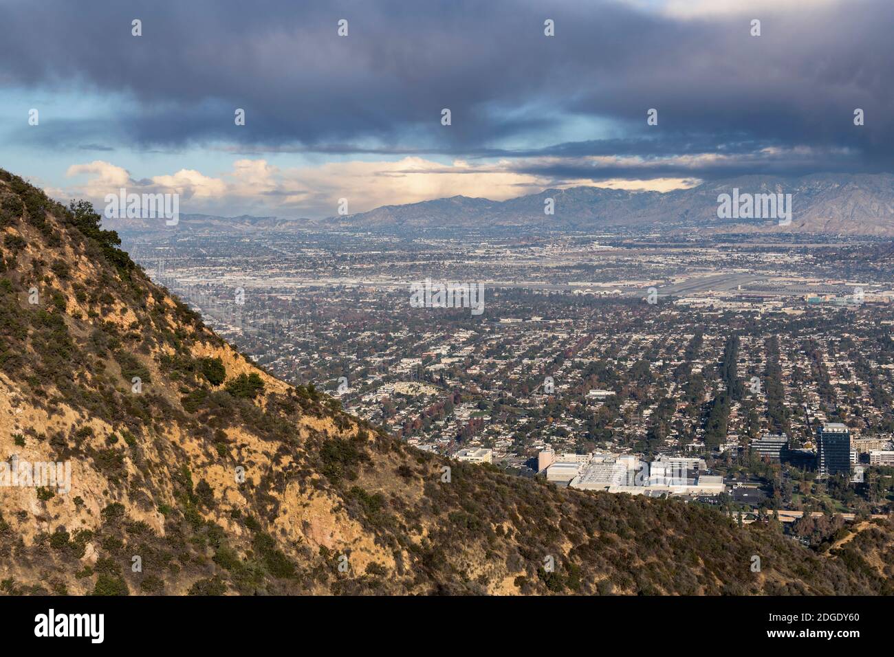 Blick auf Burbank mit Gewitterhimmel. Aufgenommen von einem Hügel im Griffith Park in Los Angeles, Kalifornien. Stockfoto