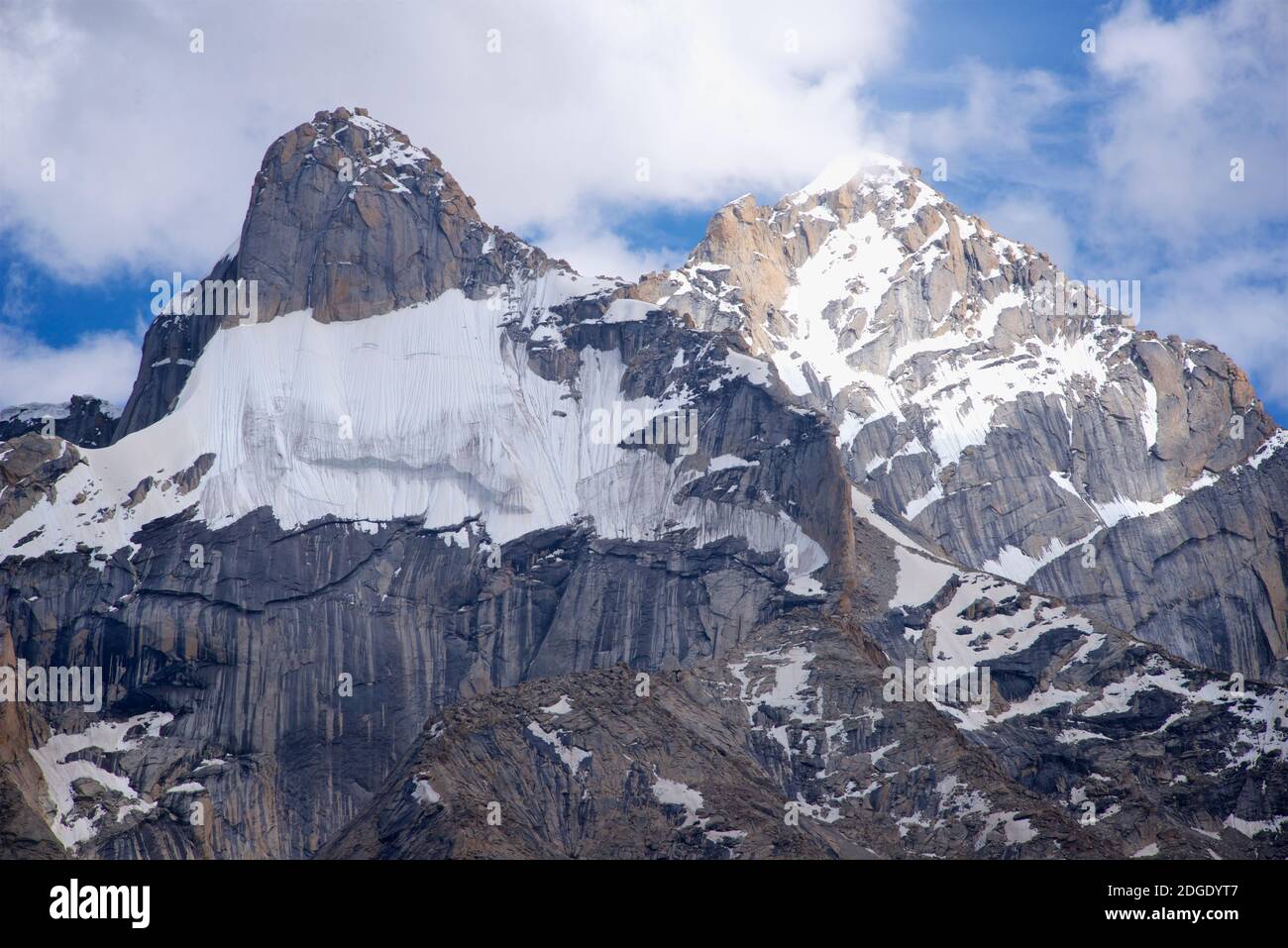 Himalayan Berggletscher in der Nähe der Pensi La Bergpass auf der Kargil - Zanaskar Road in der Kargil Bezirk Ladakh, Jammu & Kashmir, Nordindien. Stockfoto