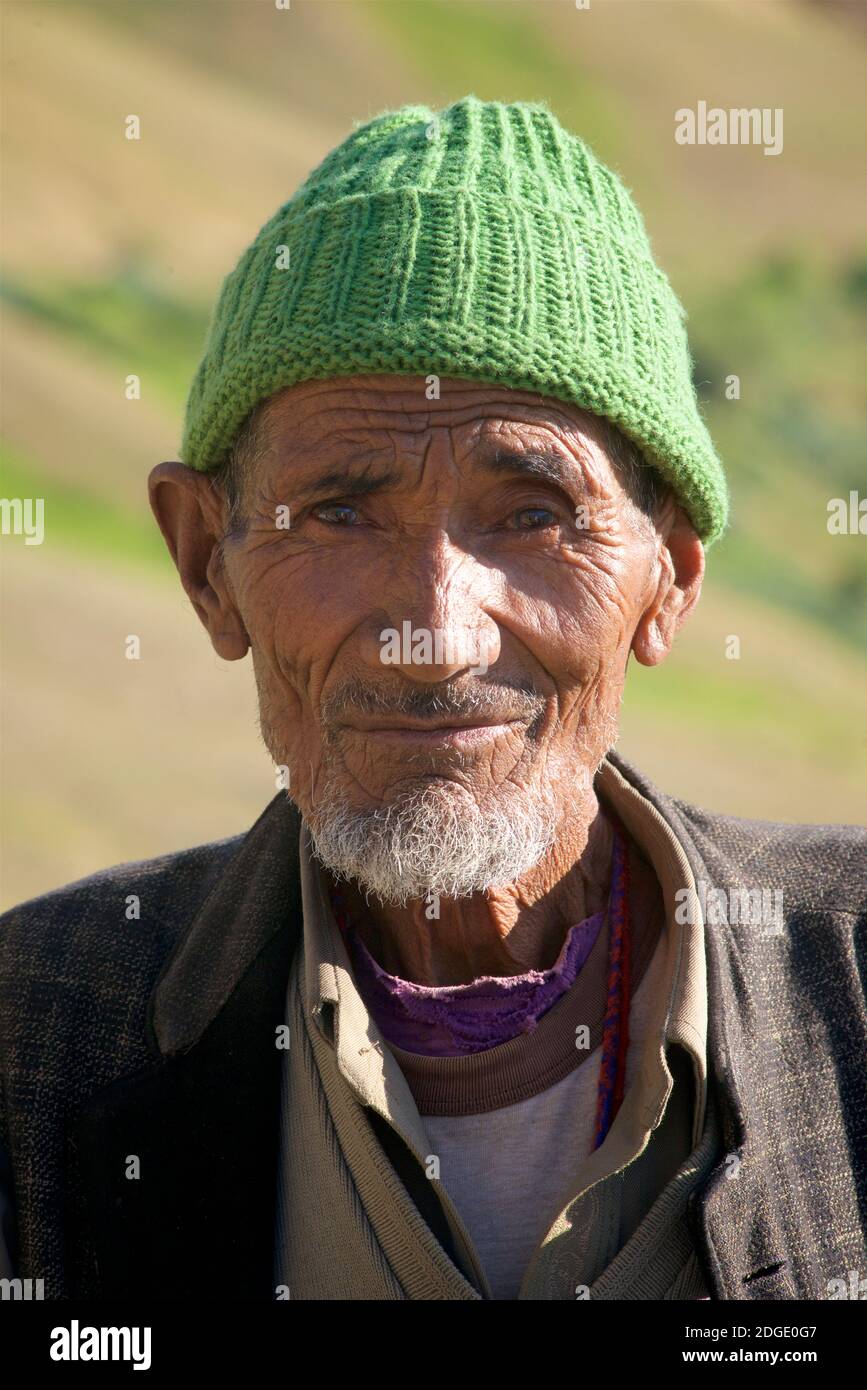 Porträt eines muslimischen Mannes auf dem Weg nach Kargil. Kargil District, Ladakh, Jammu und Kaschmir, Indien Stockfoto