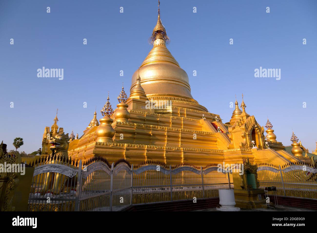 Maha Lawka Marazein-Pagode Stockfoto