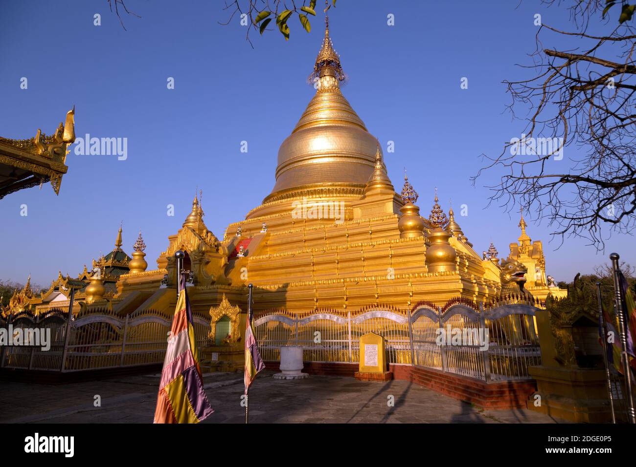 Maha Lawka Marazein Pagode Stockfoto