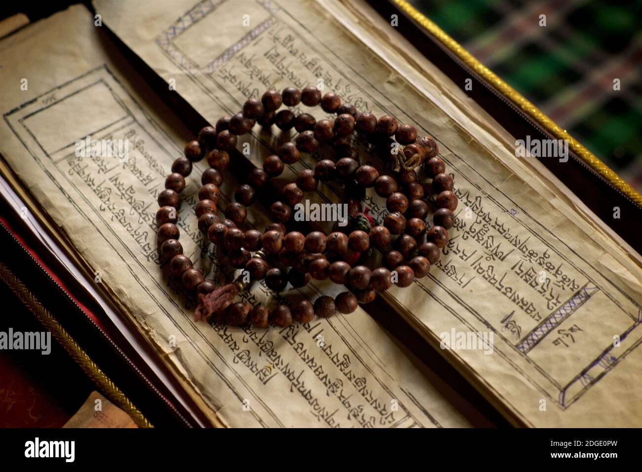 Gebetsperlen und buddhistisches Folio-Manuskript. Mulbekh Kloster, Kargil, Ladakh, Jammu und Kaschmir, Indien Stockfoto