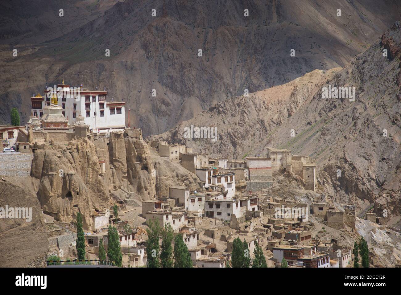 Lamayuru Kloster auf einem Hügel mit Blick auf Lamayouro Stadt, Leh District, Ladakh, Jammu und Kaschmir, Nordindien Stockfoto