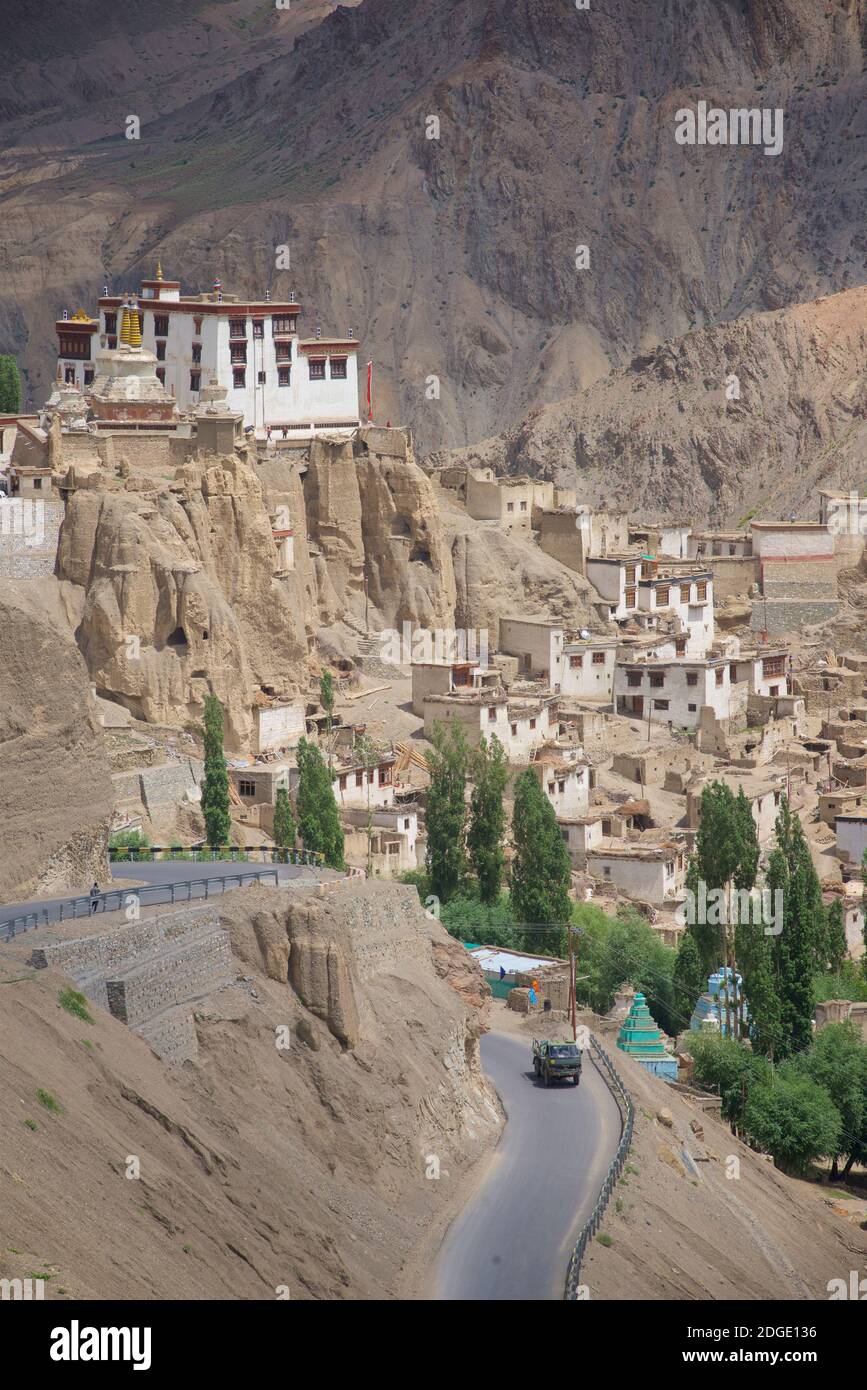 Lamayuru Kloster auf einem Hügel mit Blick auf Lamayouro Stadt, Leh District, Ladakh, Jammu und Kaschmir, Nordindien Stockfoto