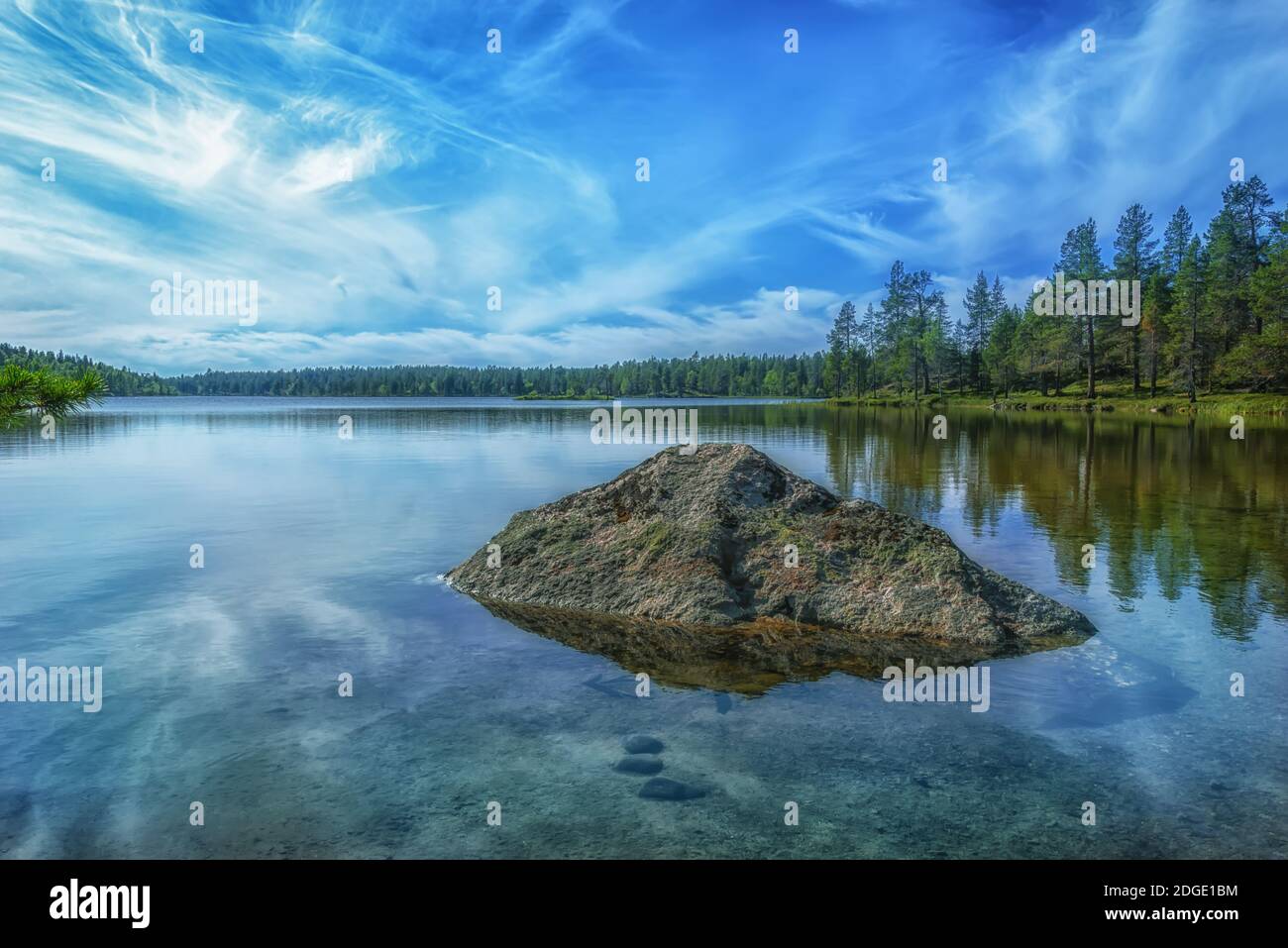 Wald See mit grossen Stein im Wasser im sonnigen Tag Stockfoto