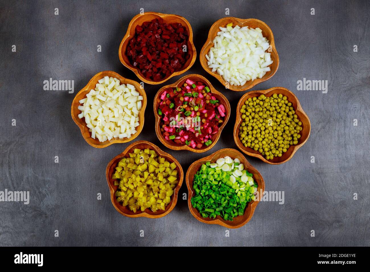 Salate aus frischem und gekochtem Gemüse, Zwiebeln, Kartoffeln, Erbsen, Rote Bete. Stockfoto