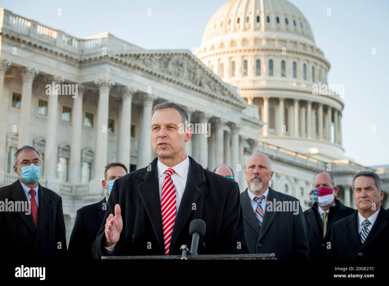 Washington, Vereinigte Staaten Von Amerika. Dezember 2020. Der US-Repräsentant Scott Perry (Republikaner von Pennsylvania) schließt sich den Mitgliedern des Freedom Caucus während einer Pressekonferenz über den National Defense Authorization Act und ihre legislative Strategie für den kommenden 117. Kongress am Dienstag, den 8. Dezember 2020, vor dem US-Kapitol in Washington, DC an. Quelle: Rod Lampey/CNP Credit: dpa/Alamy Live News Stockfoto