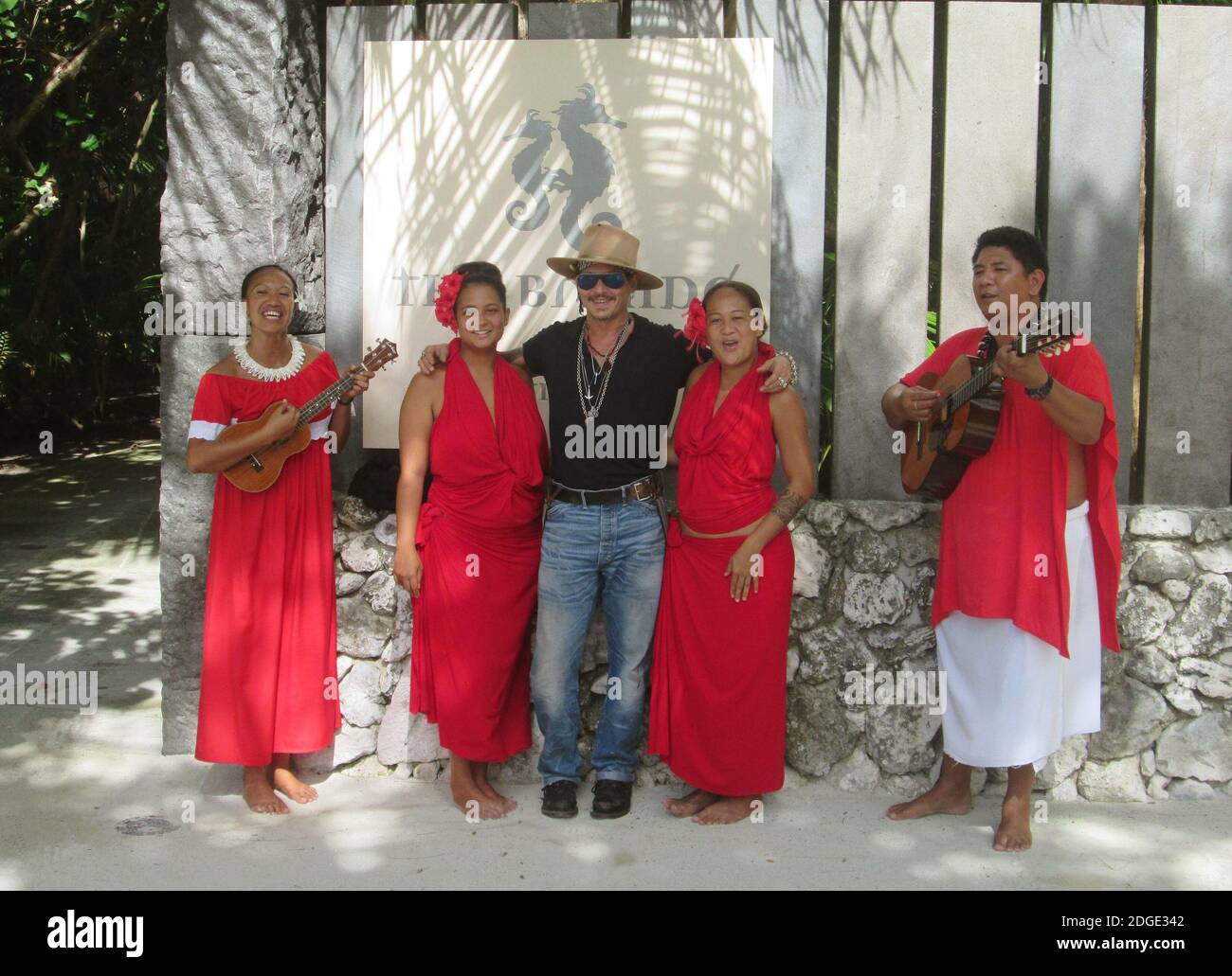 Handout Foto. Johnny Depp posiert mit polynesiern, während er einige Ferien auf Marlon Brandos Insel Brando, in Tetiaroa, Französisch-Polynesien am 28. Mai 2017 verbringt. Foto vom Brando/ABACAPRESS.COM Stockfoto