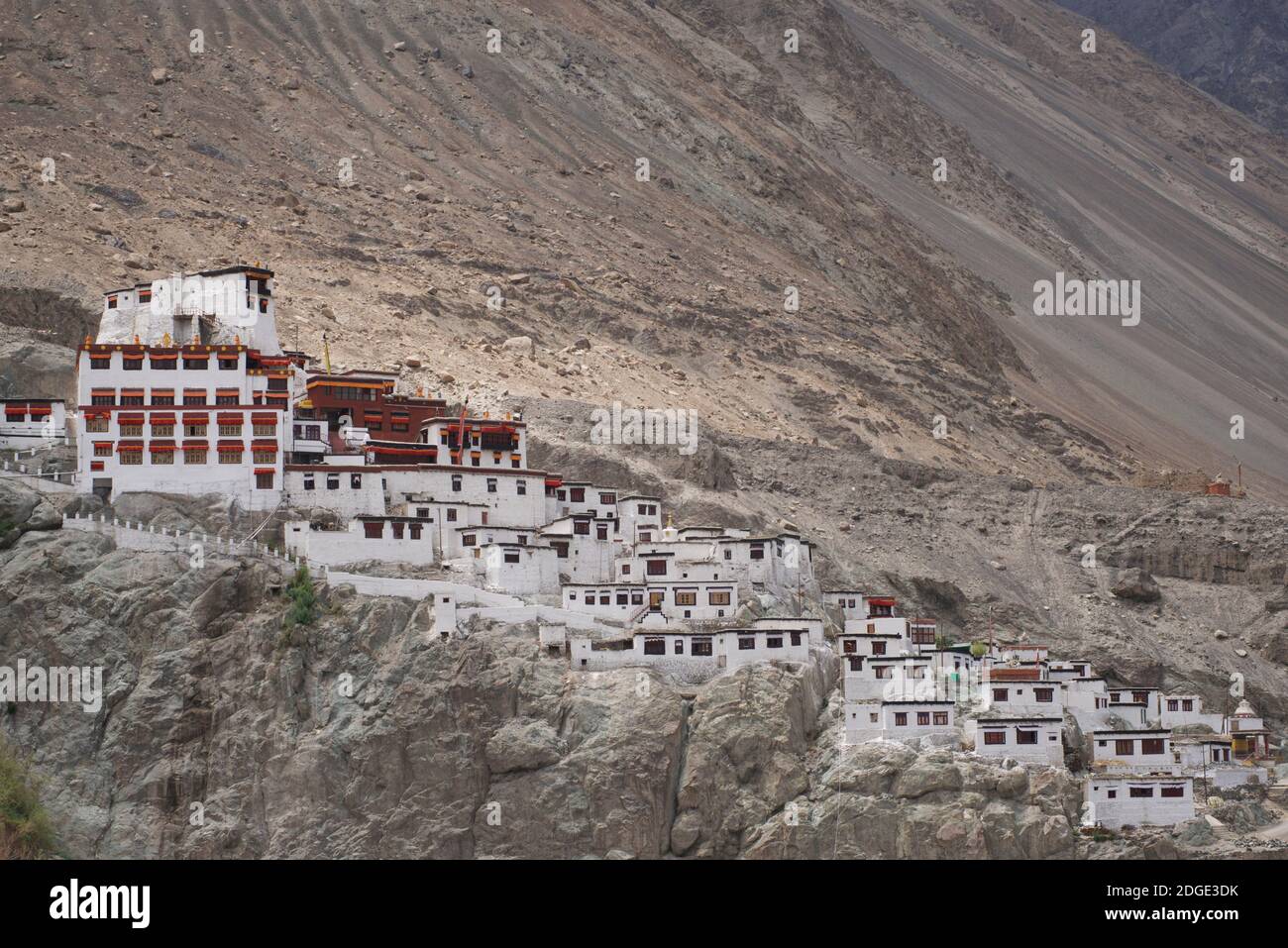 Diskit Kloster auch bekannt als Deskit Gompa oder Diskit Gompa ist das älteste und größte buddhistische Kloster im Nubra Tal. Es gehört zur Gelugpa-Sekte des tibetischen Buddhismus. Ladakh, Jammu und Kaschmir, Indien Stockfoto