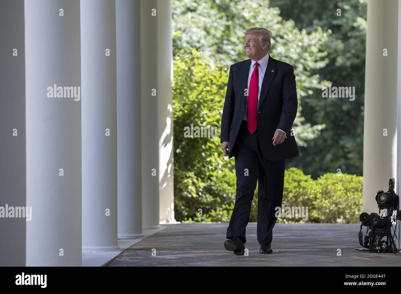 US-Präsident Donald J. Trump tritt vom Oval Office zu einer Veranstaltung im Weißen Haus in Washington, DC, USA, am 01. Juni 2017 aus, um bekannt zu geben, dass sich die USA aus dem Pariser Klimaabkommen zurückziehen. Stockfoto