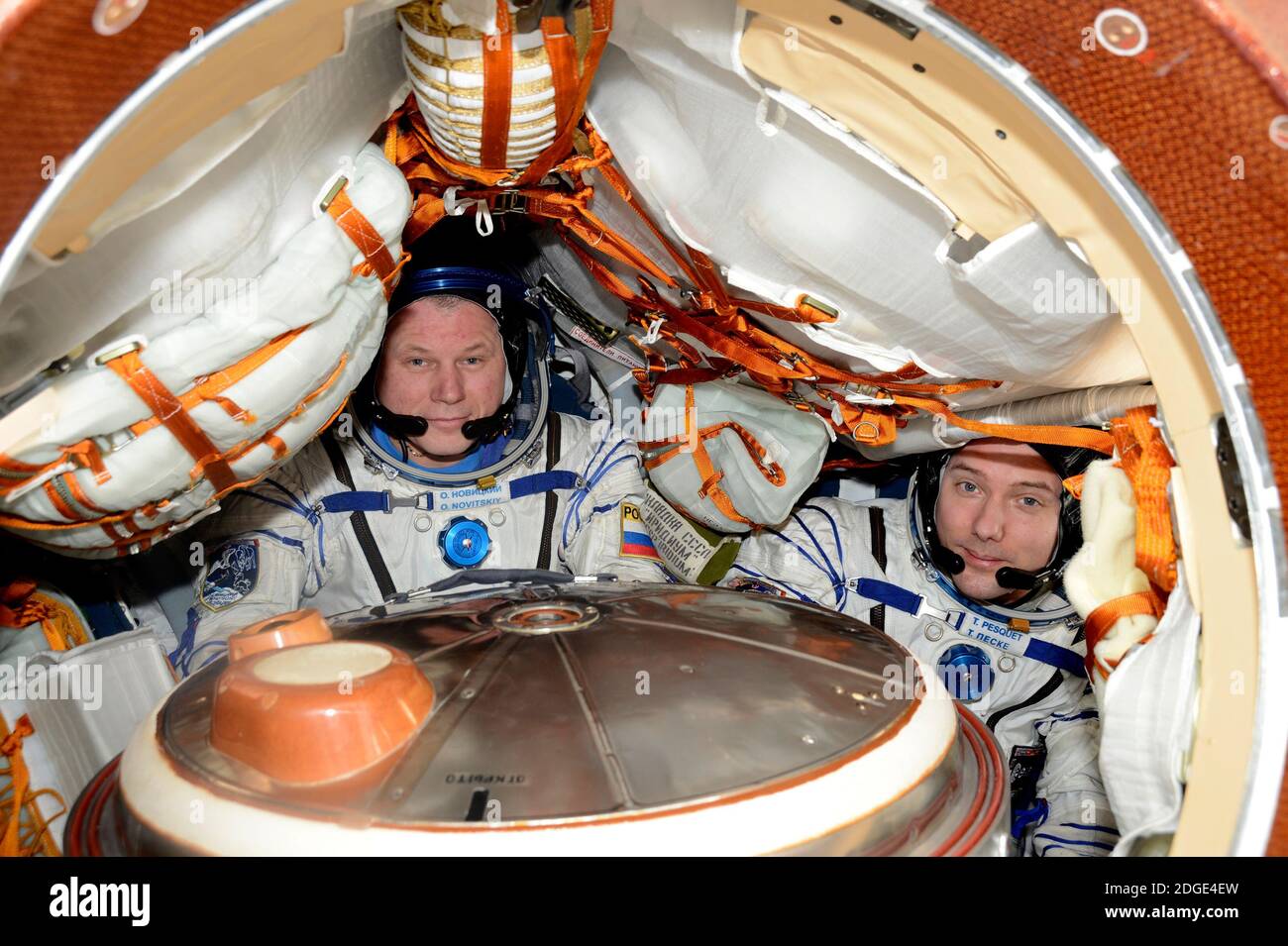 Handout Foto. ESA-Astronaut Thomas Pesquet (rechts) mit Kommandant Oleg Novitsky in ihrem Sojus MS-03-Raumschiff dockte am Ende seiner sechsmonatigen Proxima-Mission an die Internationale Raumstation an. Mai 2017. Foto von NASA/ESA/ABACAPRESS.COM Stockfoto