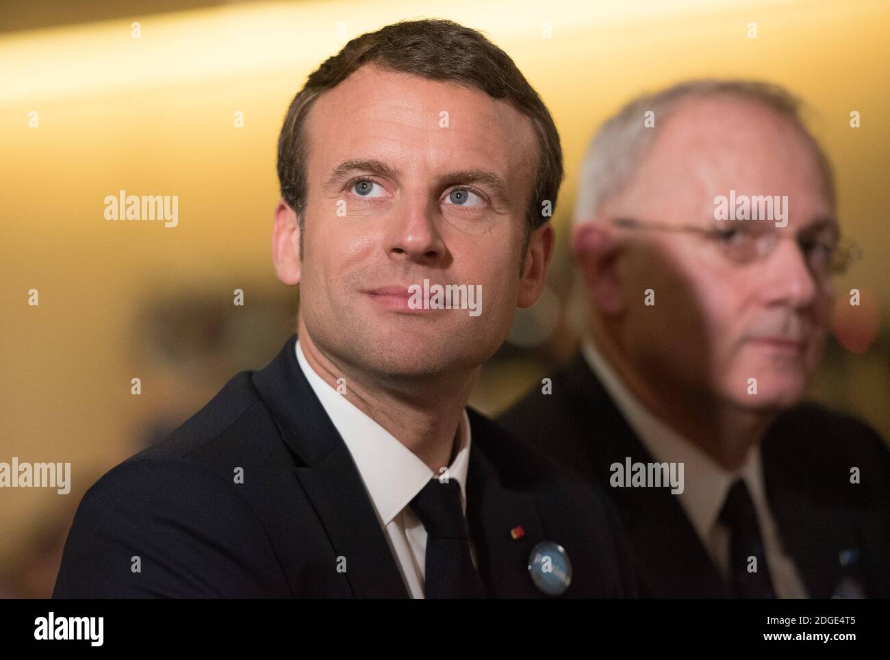 Der französische Präsident Emmanuel Macron telefoniert am 2. Juni 2017 mit dem französischen Astronauten Thomas Pesquet im CNES-Hauptquartier in Paris, um eine Live-Übertragung der Landung von Pesquet und dem russischen Kosmonauten Oleg Novitskiy in Kasachstan zu sehen. Ende ihrer 196-tägigen Marathon-Mission zur Internationalen Raumstation. Am 2. Juni 2017 landete eine Sojus MS-03 Raumsonde mit Pesquet und Nowizki auf der kasachischen Steppe. Foto von Eliot Blondt/ABACAPRESS.COM Stockfoto