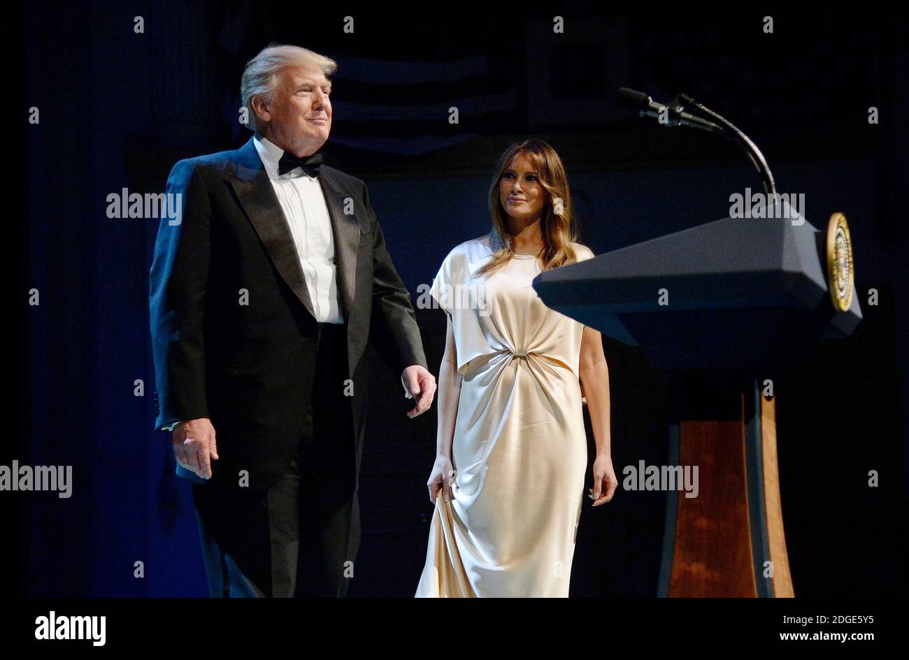 Präsident Donald Trump und First Lady Melania Trump gehen auf die Bühne während der jährlichen Gala im Ford’s Theatre, um Präsident Abraham Lincolns Vermächtnis zu ehren, am 4. Juni 2017 in Washington, DC. Foto von Olivier Douliery/Sipa USA Stockfoto