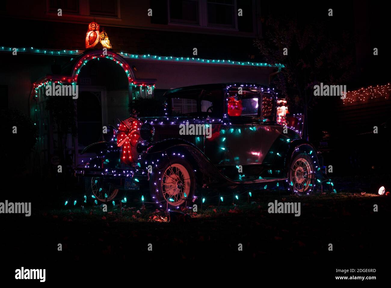 Sacramento, Kalifornien, USA. Dezember 2020. Die Weihnachtslichter der Fab 40s sind der bekannteste Ort, um die Weihnachtsvorstellung der Bewohner von Sacramento zu erkunden, selbst während der Pandemien von Covid-19 Stockfoto