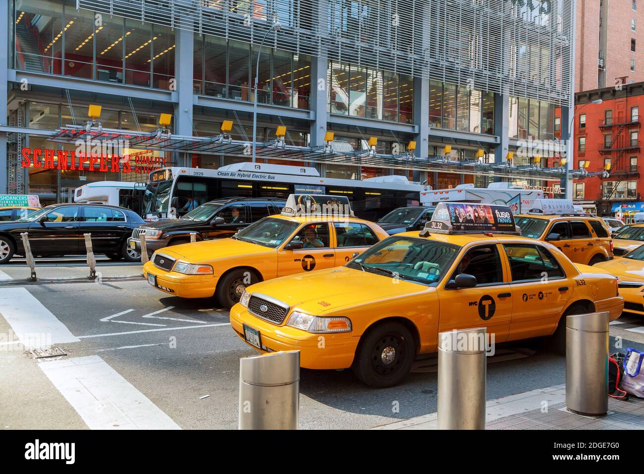 NEW YORK CITY - Jujy 02, 2018: Ein Taxi fährt die Straße entlang Yellow Taxi in New York Stockfoto