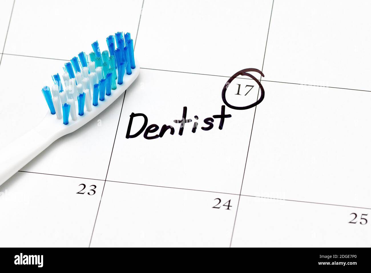 Zahnarzt Terminerinnerung auf Kalender mit Zahnbürste. Konzept der Mundgesundheit, Untersuchung und Zahnreinigung Stockfoto