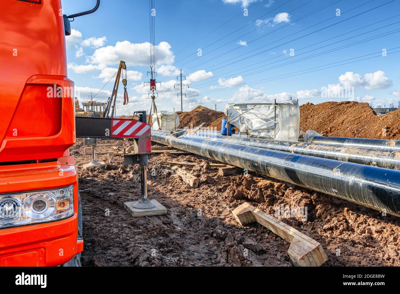 Bauarbeiten an der Rohrverlegung der Pipeline in den Graben Mit einem Kran Stockfoto