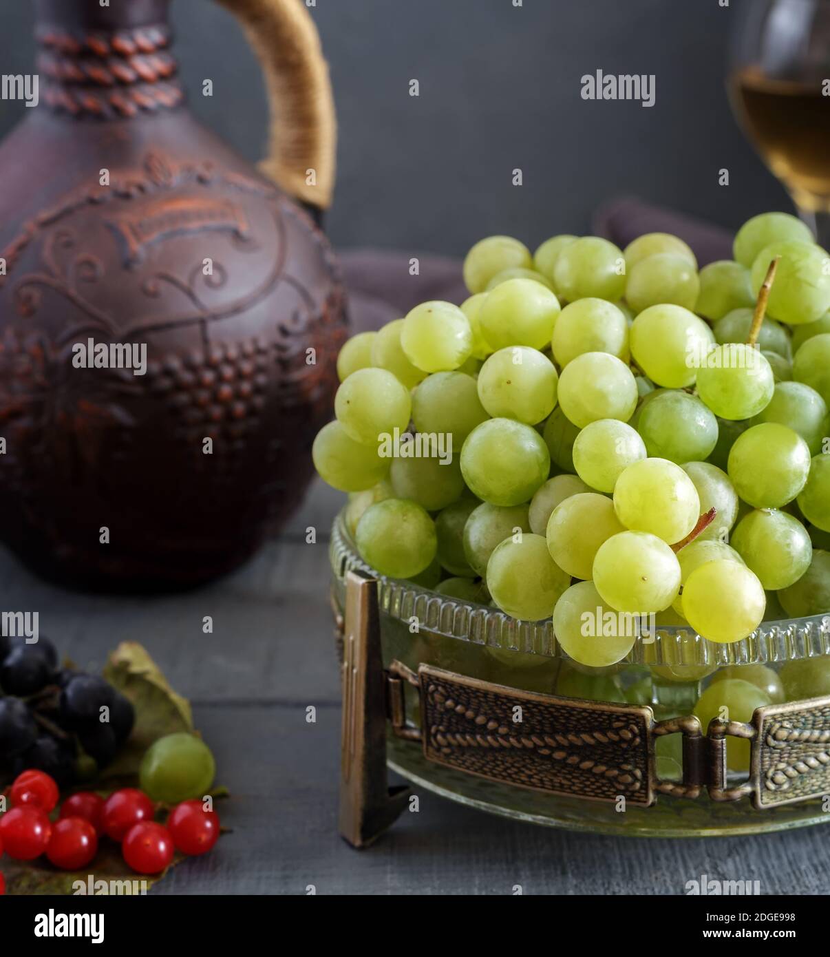 Trauben und Wein in eine Karaffe und Gläser Stockfoto