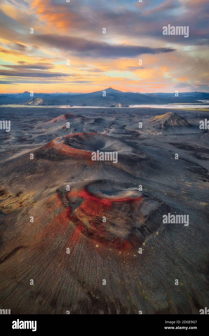 Vulkankrater in den isländischen Highlands aufgenommen im August 2020, nachbearbeitet mit Belichtungsreihe Stockfoto