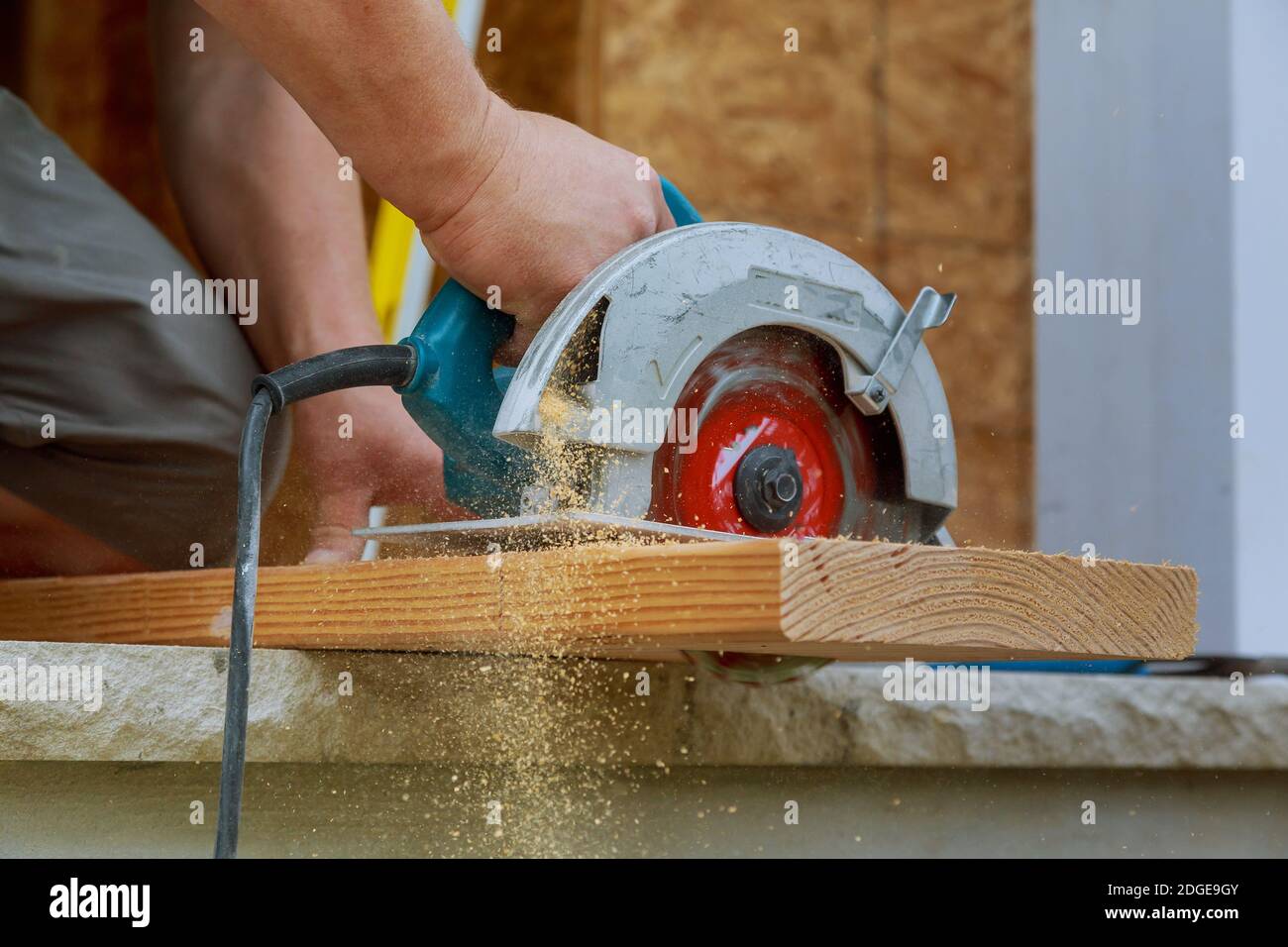 Arbeiter helm sägen holz kreissäge -Fotos und -Bildmaterial in hoher  Auflösung – Alamy