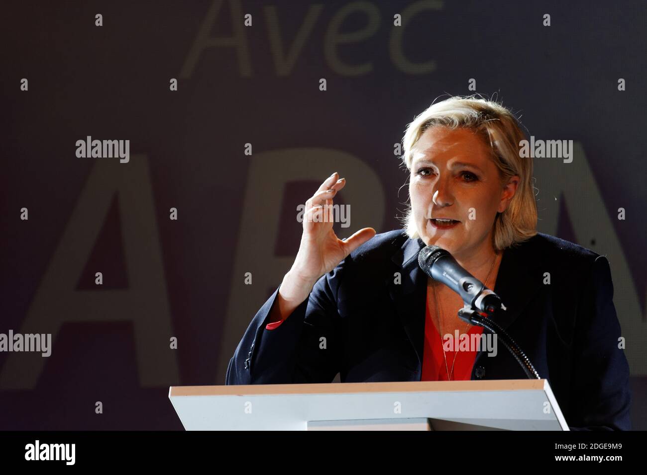 Marine Le Pen, Präsidentin der französischen rechtsextremen Front National (FN), hält am 8. Juni 2017 in Calais, Frankreich, eine Rede zur Unterstützung des lokalen Kandidaten für die bevorstehenden Parlamentswahlen (Wahlgesetzgeber). Marine Le Pen unterstützt ihren Schwager und Berater Philippe Olivier in Calais. Foto von Sylvain Lefevre/ABACAPRESS.COM Stockfoto