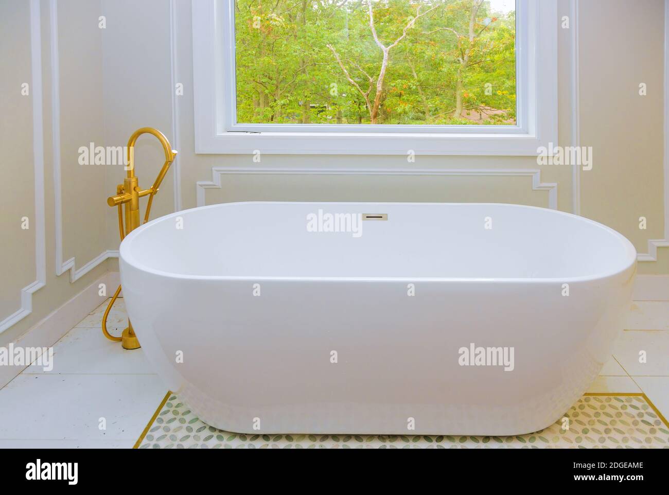 Großes, möbliertes Badezimmer im Luxushaus mit Badewanne Stockfoto