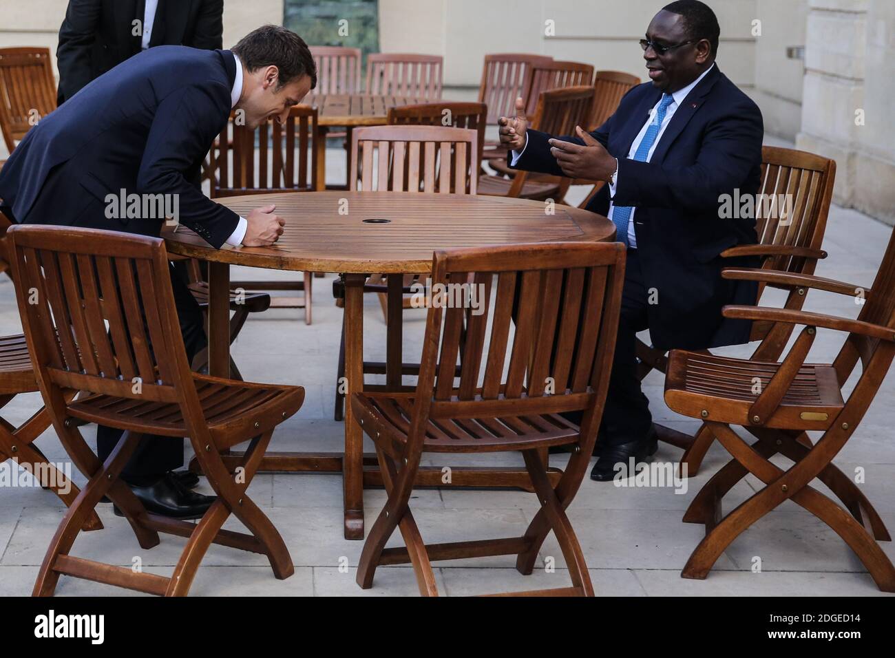 Der französische Präsident Emmanuel Macron trifft sich am 12. Juni 2017 mit dem senegalesischen Präsidenten Macky Sall im Präsidentenpalast Elysee in Paris. Foto von Hamilton/Pool/ABACAPRESS.COM Stockfoto