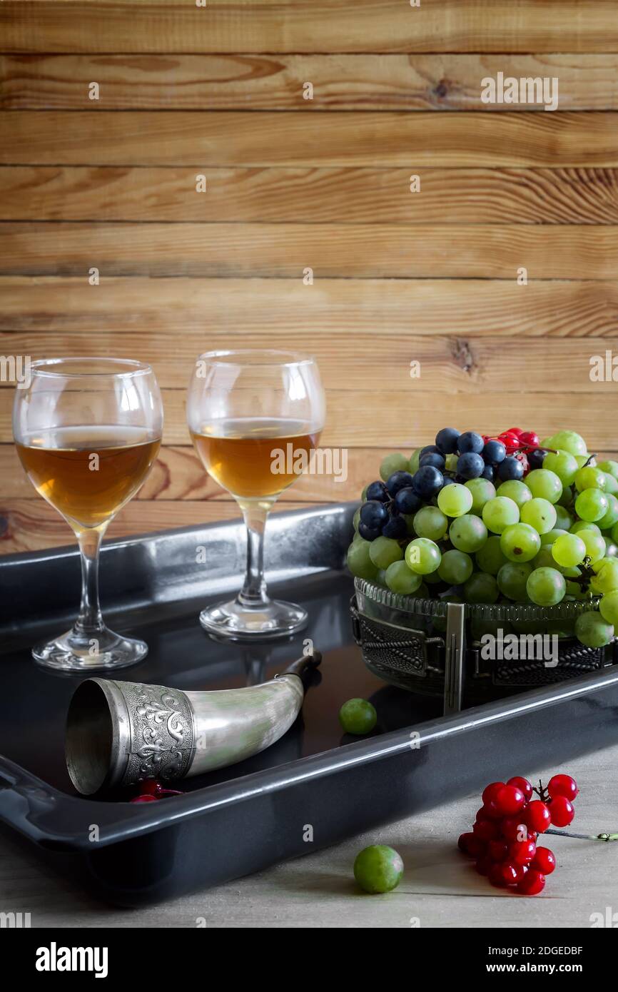 Trauben, Wein Horn und Wein in Gläsern Stockfoto