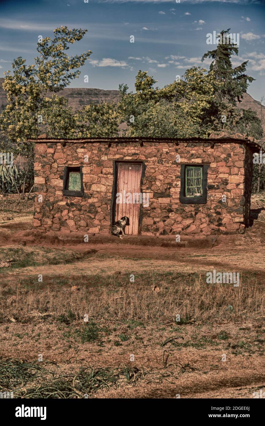 In lesotho Straße Dorf in der Nähe von Berg Stockfoto