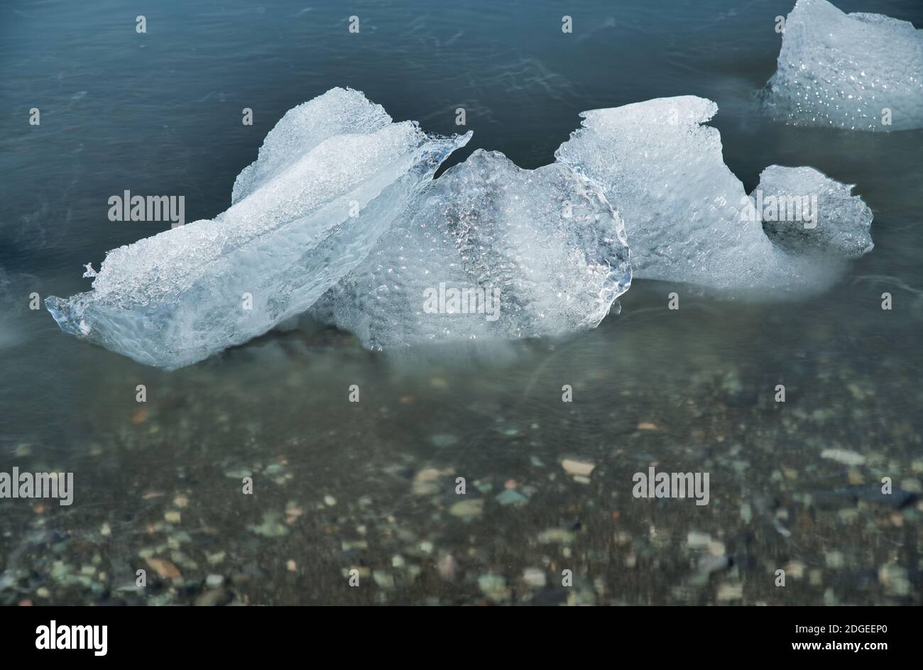 Verschwommene Langzeitaufnahme von Eisbergen in Jokulsarlon Lagoon, Island Stockfoto