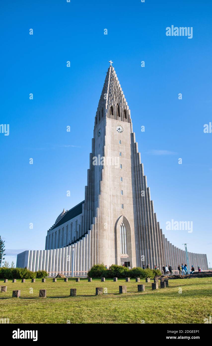 Hallgrimskirkja in Reykjavik. City Cathedral an einem Sommertag Stockfoto