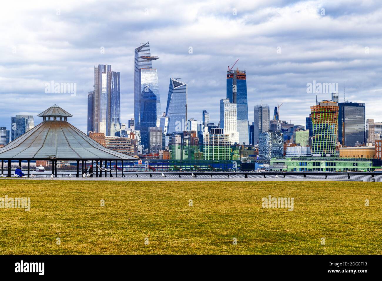 Wolkenkratzer der Hudson Yards vom Jersey City Park aus gesehen Stockfoto