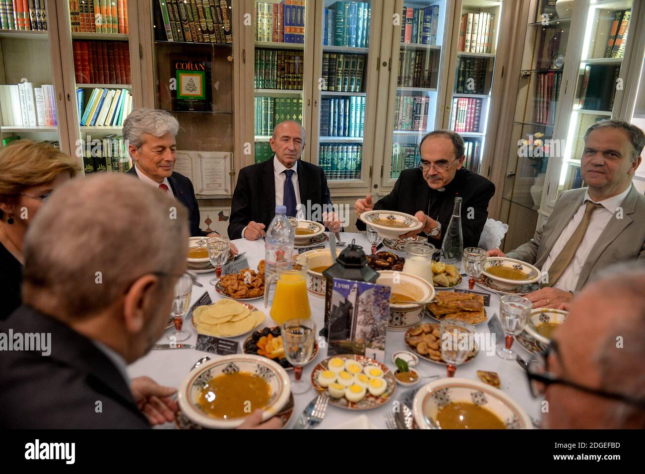 Der französische Innenminister Gerard Collomb, Kardinal Barbarin, der Präfekt von Rhone Henri Michel Comet bei einem Iftar-Essen während des Ramadan in der Großen Moschee von Lyon, Frankreich, am 15. Juni 2017. Foto von Julien Reynaud/APS-Medias/ABACAPRESS.COM Stockfoto