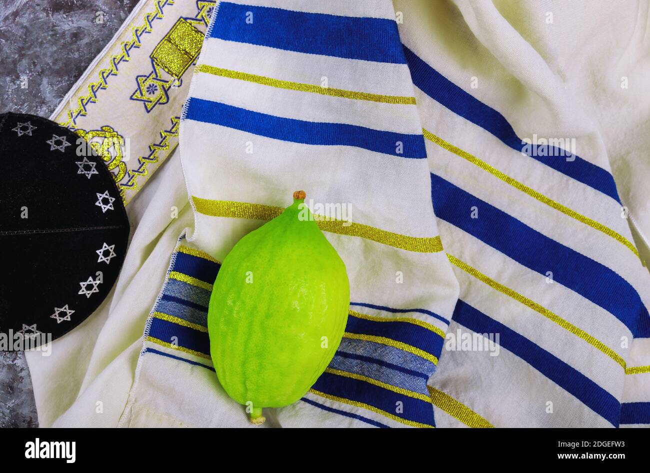 Traditionelle Symbole Jüdisches Festival von Sukkot Etrog, lulav, hadas, Arava beten Buch kippah Tallit Stockfoto
