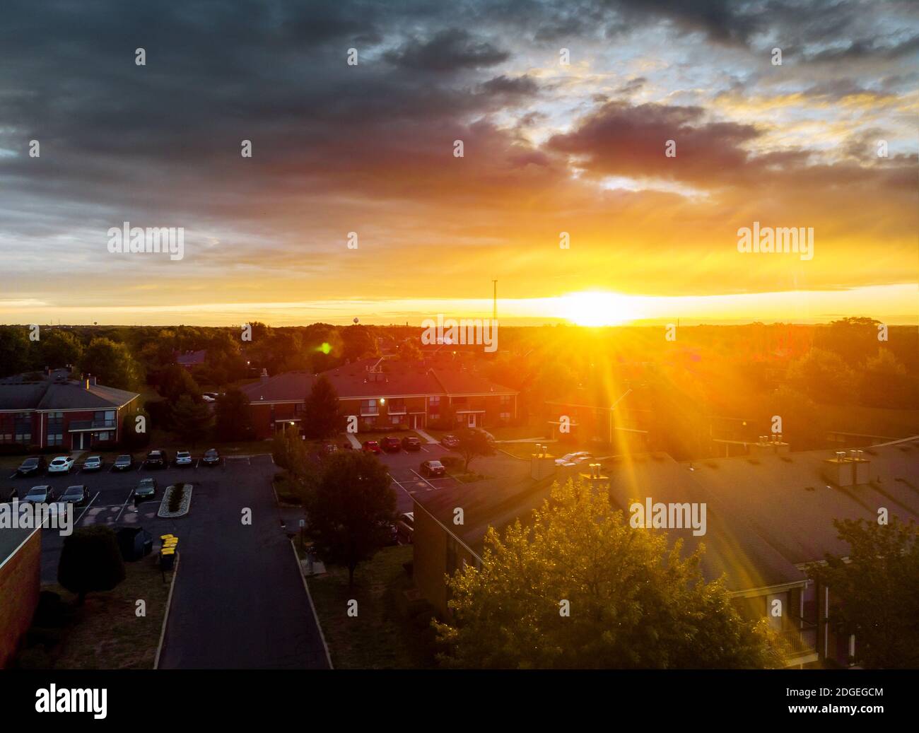 Luftaufnahme von oben nach unten über die Apartments in einer kleinen Stadt Zeigt Nachbarschaft frühen Sonnenaufgang Stockfoto