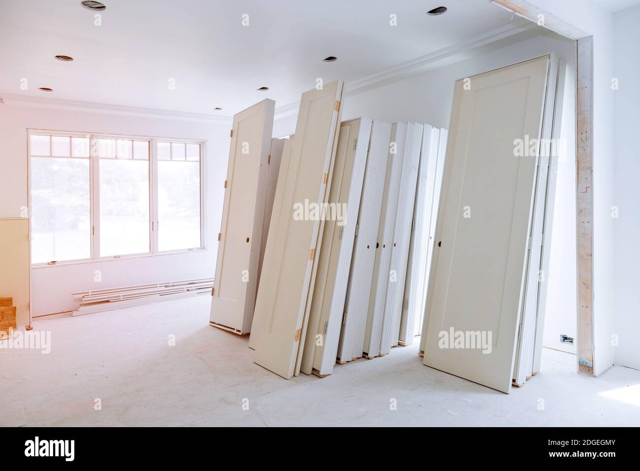 Innenkonstruktion des Wohnprojekts mit installierter Tür Stockfoto