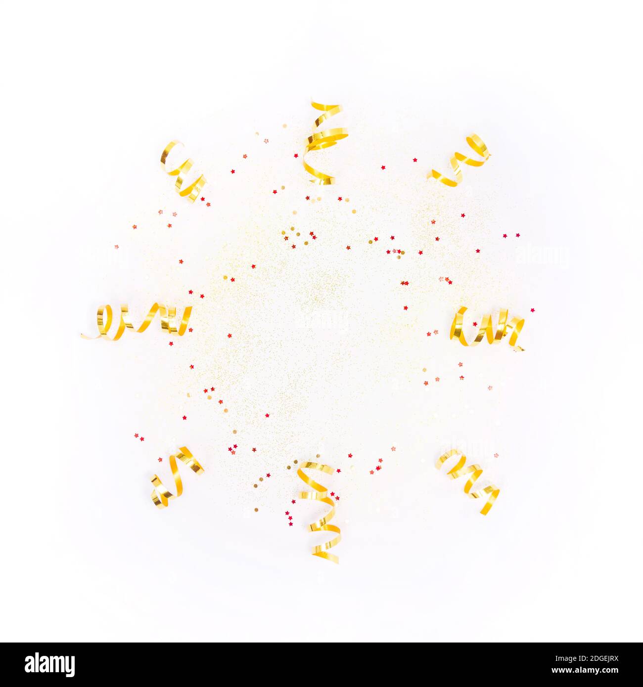 Isolierter runder Rahmen mit goldenen Verzierungen, Konfetti, funkelt auf weißem Hintergrund. Weihnachten, Party, Hochzeit, Geburtstag. Flay Lay with copy space Stockfoto
