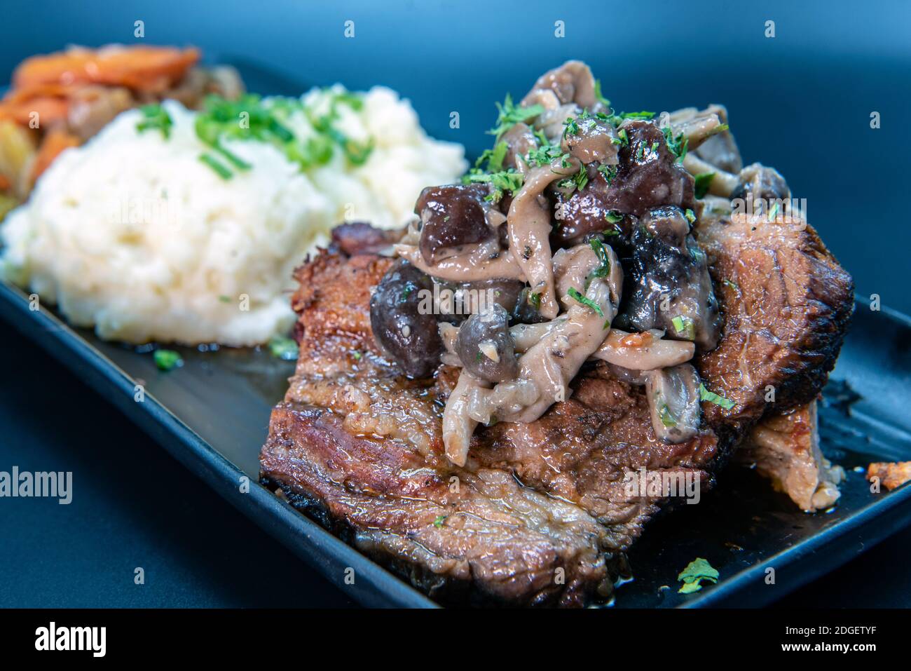 Köstlich geschmortes Rindfleisch mit Pilzragu lässt den Mund Wasser und den Magen knurren. Stockfoto