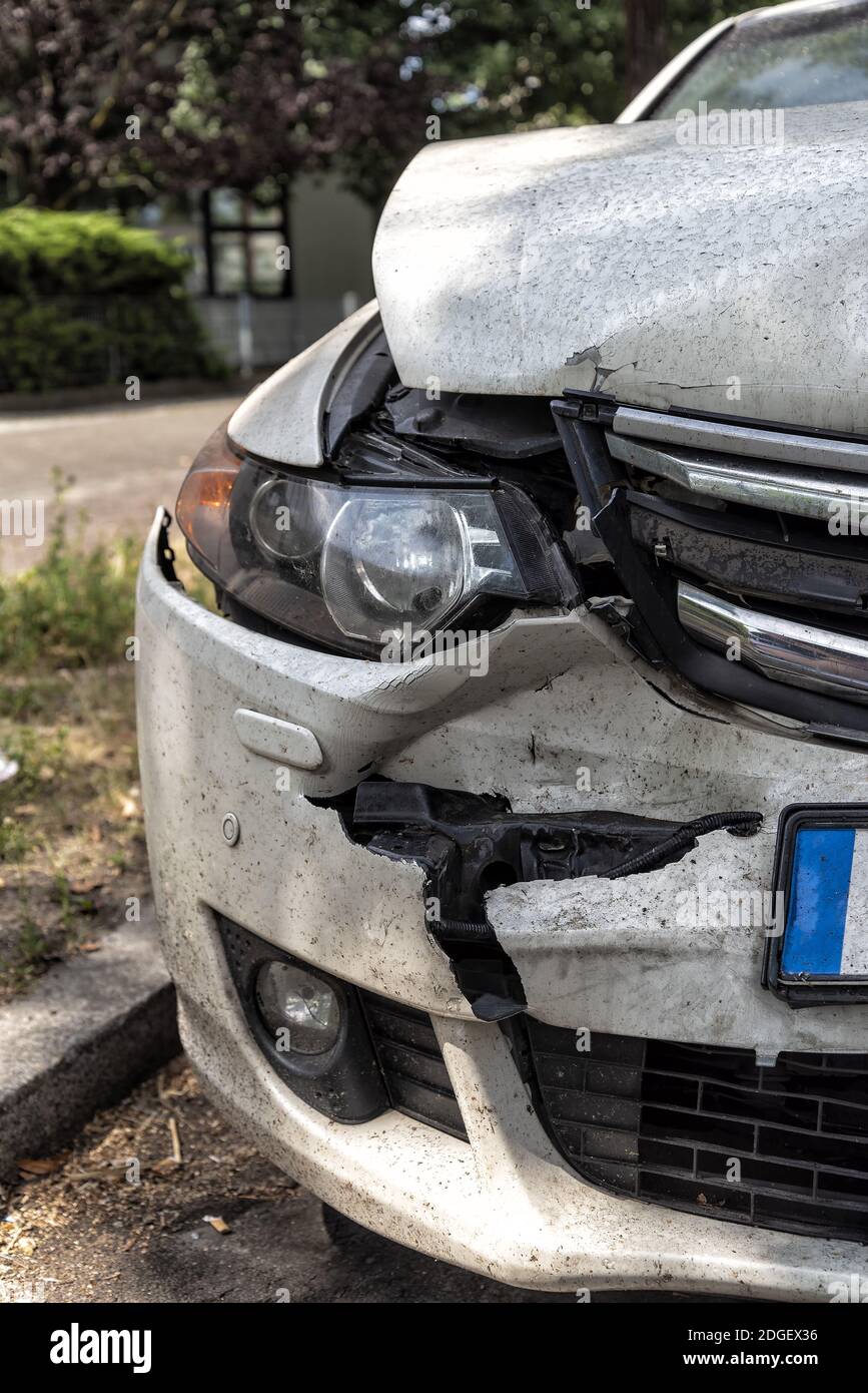 Auto am Straßenrand nach einem Unfall Stockfoto