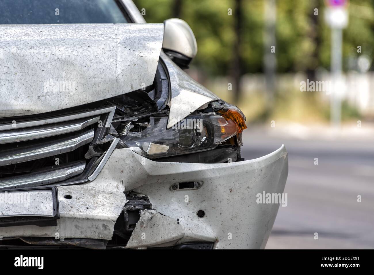 Auto am Straßenrand nach einem Unfall Stockfoto