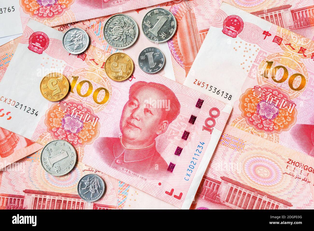 Offizielle Währung von China. Renminbi, Abkürzung RMB. Yuan Grundeinheit des Renminbi. Chinesisches Geld. Münzen und Papierrechnungen. Stockfoto