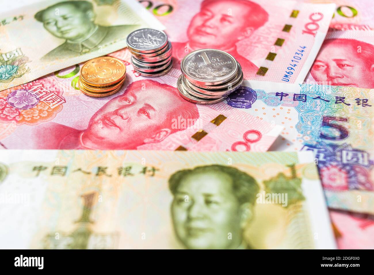 Offizielle Währung von China. Renminbi, Abkürzung RMB. Yuan Grundeinheit des Renminbi. Chinesisches Geld. Münzen und Papierrechnungen. Stockfoto