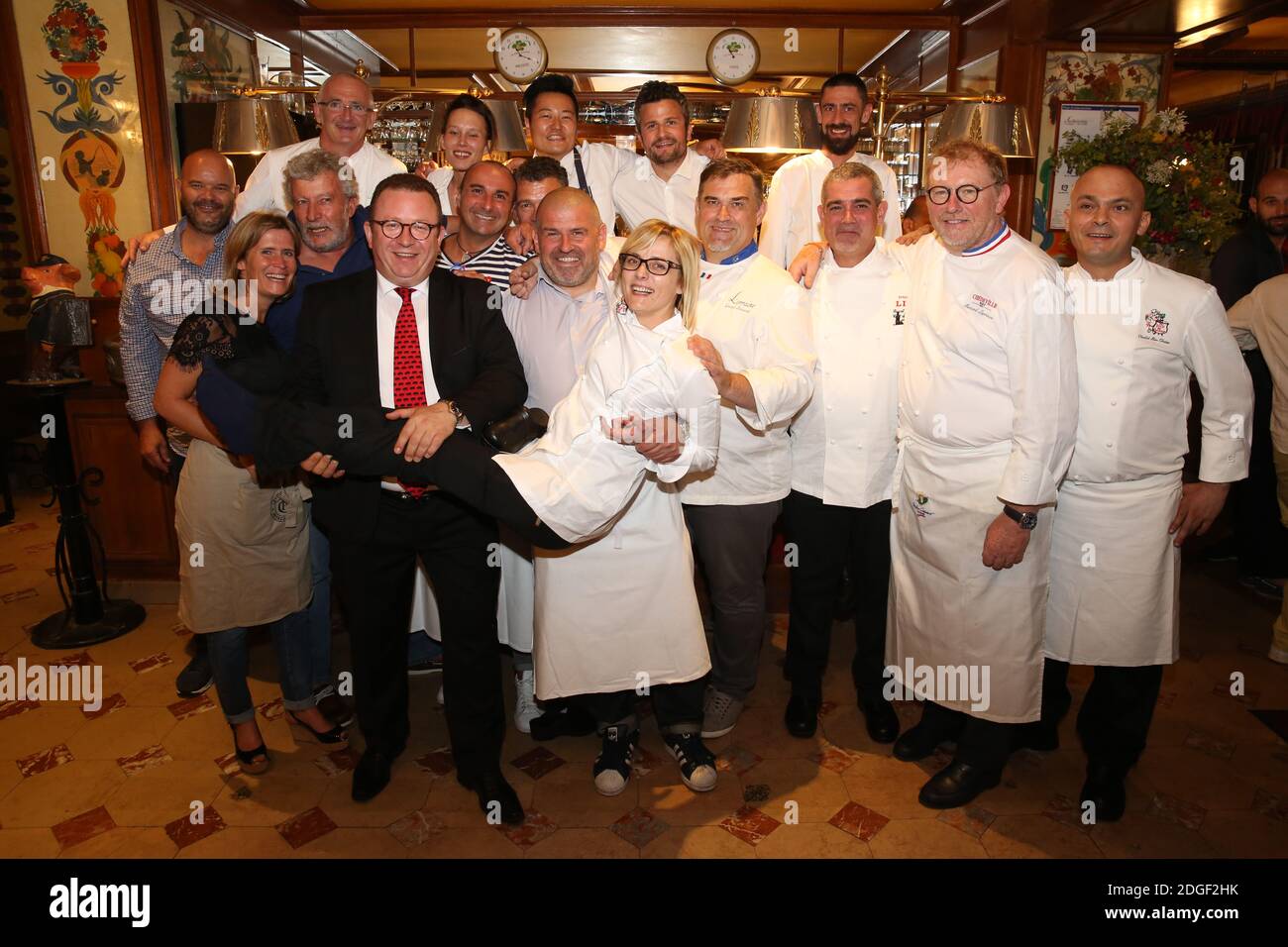 Guillaume Hirselberger, Marjorie Charraire, Joël Dupuch, Jean-Marc Henneton, José Dufour, Amélie Darvas, Eric Ospital, Taku Sekine, Marc Vergé, Christian Etchebest, Sandrine Estévez, Alexandre Giesbert, Gérard Delaunay, Pascal Lemaire, Pascal Jounault et Bernard Leprince assistent a la soiree des 70 Paris, Cochans de France le 28 Juin 2017. Foto von Jerome Domine/ABACAPRESS.COM Stockfoto